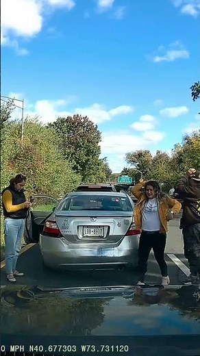 Watch the scammer’s reaction when he sees the dashcam.