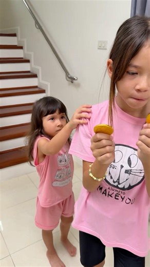 Best sister ever ❤️ Maya helps Molly