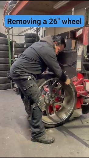 45K views · 568 reactions | Desmontando una llanta 26 #installing #tirechange #reelsviralシfb #tireshop #TireRepair #tips #lowprofile #repair #llantas #rims | Nacho Chees | Facebook