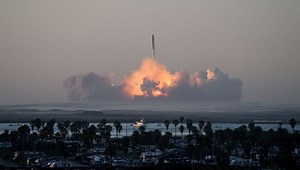 SpaceX's giant rocket did much better on its second launch attempt, but it still failed