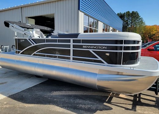 AFFORDABLE AND LUXURIOUS Have it your way with our Bennington S Line. It features many of our bestselling floorplans and is highly customizable. Choose from a long list of upgrades, accessories and colors. https://www.boathouseh2o.com/new-boats-for-sale/bennington/2026-bennington-20sl-ena63k2m/ #TheBoatHouseThreeLakes #propsspinning #boatfinancing #pontoonboat #Bennington #bennypontoons #wedelivertheboatingdream #BenningtonPontoon | The Boat House Three Lakes
