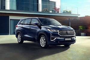 Toyota Innova Hycross Videos: Reviews Videos by Experts, Test Drive, Comparison