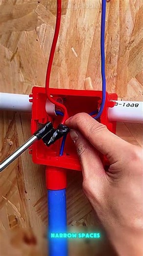 Techniques for electricians to wrap insulating tape in narrow spaces 🛠️🔌💡🎀