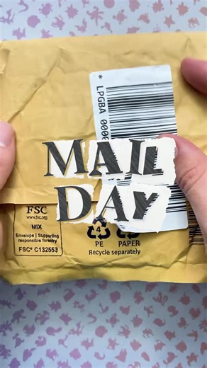 Mailday Pokémon TCG: unboxing de una carta gradeada recién llegada En este vídeo hago un mailday de Pokémon TCG, abriendo un paquete que me acaba de llegar con una carta gradeada. Un unboxing tranquilo para ver el estado de la carta, el gradeo que tiene y comentar un poco sobre este tipo de cartas ya encapsuladas, tanto desde el punto de vista de coleccionismo como de curiosidad dentro del hobby. \t•\t \t•\t \t•\t mailday pokemon tcg, unboxing pokemon, carta gradeada pokemon, graded card pokemon