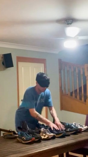 Fastest time to match ten pairs of shoes blindfolded ⏱️👟 22.50 seconds by Brendan Kelbie 🇦🇺 | Guinness World Records