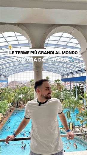 Antonio Di Maiolo | Travel Creator | Italia 🚂 on Instagram: "Una fuga romantica (e non) che funziona tutto l’anno in Europa ✨ ♨️ Le terme più grandi del mondo si trovano a Erding, vicino Monaco di Baviera, e sembrano un enorme villaggio tropicale sotto una cupola di vetro. 🧖‍♂️ Dentro trovi 40 piscine termali, 35 saune e bagni turchi, rituali Aufguss, scrub corpo guidati, zone relax tra le palme e diversi ristoranti e bar dove fermarti tra un bagno caldo e l’altro. 🌊 C’è anche l’area Galaxy c