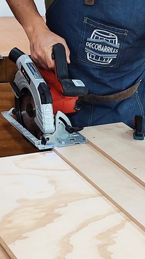 En este vídeo les muestro cómo hacer una util guía para cortes en madera con la Sierra Circular. Muy sencilla y fácil de hacer !!!🔥🔥 Si te gustó no olvides darle like, y sígueme para más proyectos, consejos, tips y trucos de carpintería. Si tienes dudas, sugerencias o felicitaciones déjamelo en los comentarios 👇🏻👇🏻 Usé MDF de 9mm Cola de Carpintero @RexAdhesivos Sierra circular y taladro inalámbricos Einhell Alfredo Vega / Carpintero / DIY / Decobarriles Carpintería Creativa #guia #sierra