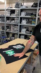 Der Pfeffi geht in die letzte Runde!!! Bis zum 22.9 habt ihr die Gelegenheit, euch die allerletzten Pfeffishirts zu sichern. Als Dankeschön, packen wir eine kleine signierte Pfeffiflasche dazu. Klickt euch rein...wenn weg, dann weg!!! https://www.goitzschefront.de/shop/klamotten-frauen/girly-shirt-pfeffi/ https://www.goitzschefront.de/shop/klamotten-maenner/shirt-pfeffi/ | Goitzsche Front