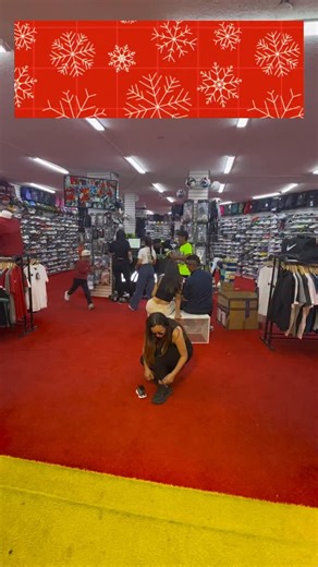 1.5K views |  En DIMAS encuentras el regalo perfecto  Para mamá, papá, los peques o para ti  Calzado y ropa deportiva 100% original, variedad para todos los gustos y precios que sí se disfrutan. Esta temporada, regala estilo, comodidad y buenas decisiones   Corre a tu DIMAS más cercano y elige el regalo ideal. #DimasSport #RegaloPerfecto #RegalaEstilo #ZapatosOriginales #ModaDeportiva #SneakerLovers #NavidadConDimas | Dimasport | Facebook