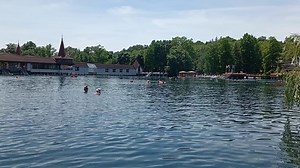 Most Hévízen - ragyogó napsütés, tökéletes strandidő, 32 °C-os víz... 😎 Gyertek Ti is csobbanni! A pünkösdi hétvégén is nyitva minden nap! Mert Hévízen nyár vár.... ☀️ | Hévíz Az Élet Forrása