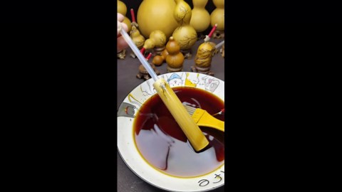 Craftsman makes electrocarved bamboo art in China