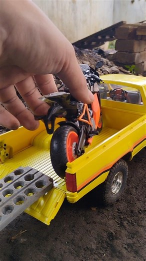 RC Toyota Hilux 1983 Carrying a KTM RC8 Sport Bike! 🔥