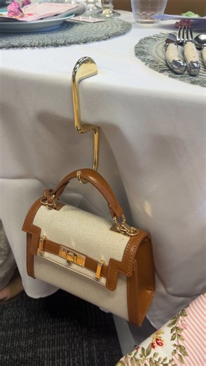 3 comments | What’s in my bag (aka my survival kit for). Cards,...