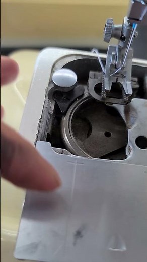 Singer 6105 Take Bobbin Case Out To Adjust Bobbin Tension and Dusting 02