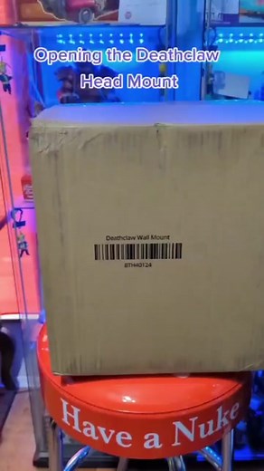Opening the #Deathclaw Head mount from Bethesda Gear Store. These are long sold out, this unboxing was from last year. These are really cool! #fallout #deathclawheadmount #headmount #fallout76 #fallout4 #thefalloutcollector #repost #reposting #repostingthis #falloutcollector #falloutcollectors #gamecollector