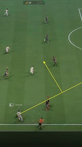 Este error defensivo le regala medio gol al rival. “Me da miedo que me desborde por la punta.” Ese miedo es el que te rompe la defensa. En el clip se ve claro: – Separa demasiado el central del lateral. – Estira la línea y abre un hueco interno enorme. – El rival no necesita desbordar: queda mano a mano por el medio. Defender no es correr hacia afuera. Defender es proteger el centro primero. Cuando marcás bien el medio: 👉 el pase interno no existe 👉 el desborde pasa a segundo plano 👉 forzás a