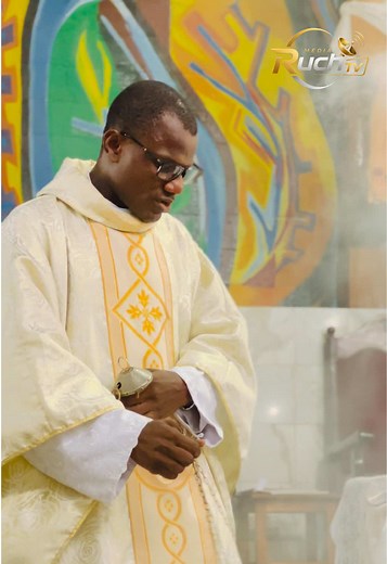 Messe dominicale : encensement de l'autel et ambiance sacrée