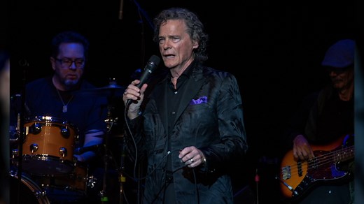 Singer BJ Thomas reveals stage four lung cancer diagnosis