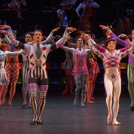 💜 Does it get more joyful than this? The Royal Ballet performing Elite Syncopations during their return to the stage on 9 October. Kenneth MacMillan's one-act ballet was created in 1974 with music by the king of ragtime, Scott Joplin. 🎫: https://stream.roh.org.uk/packages/the-royal-ballet-back-on-stage-1/videos/the-royal-ballet-back-on-stage | Royal Ballet And Opera