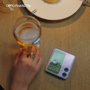 Change the way you take photos with the #OPPOFindN2Flip's classy Cover Screen 👇 #SeeMoreInASnap #FlipRefined | OPPO