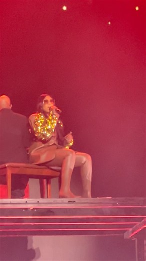 Brandy performing Broken Hearted on The Boy Is Mine Tour