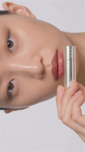 RMK official on Instagram: "ベストコスメ多数受賞！* 唇とひとつになる美しい発色とベルベットのようなつやめき。 美しい発色と心地のよい薄膜感をかなえたリップカラー。 ハイセンスな光沢感で洗練された表情に。 ＜使用アイテム＞ ・RMK ベルベットシーン リップカラー 04 *ベストコスメ受賞の詳細はこちら https://www.rmkrmk.com/lp/award/ #RMK #リップ #ベルベットシーンリップカラー"