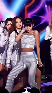 Hirai Momo has a talent to make all the fans crazy over her. ⚠️ She's dangerous !! Her duality is insane 🥵 🔥 #모모 . . . . . . . . ✔️Video is respectfully credited to the main owner | TWICE Momo Hirai Updates