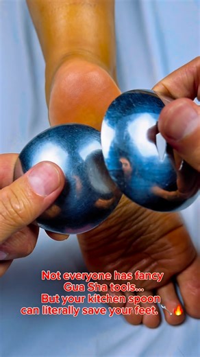 Not everyone has fancy Gua Sha tools… But your kitchen spoon can literally save your feet. 🥄🔥 If you struggle with heel pain, plantar fasciitis, or tight arches — this trick works magic. Just warm up your foot, grab a spoon, and gently scrape from your heel toward your toes. It releases fascia tension, improves blood flow, and wakes up your meridians. Your feet carry your entire life — show them some love 💛 #PlantarFasciitisRelief #FootMassage #KinesiologyTips #HeelPain #NaturalHealing #GuaSh