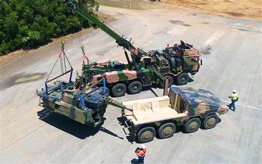【军事】莱茵金属“拳师犬”战斗侦察车任务模块吊装