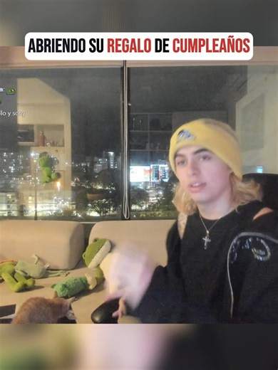 Rageylo abre su regalo de cumpleaños