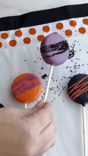 TUTO décoration d'un gâteau avec le pochoir en soie (mesh stencil) 😍! ✅ Le gâteau est recouvert de pâte à sucre. ✅ Utilisez du glaçage royal et raclez bien l'excès. ✅ Nous avons utlisé ce colorant rose: https://www.planete-gateau.com/fr/colorants-alimentaire-gel/11746-colorants-alimentaires-progel-rainbow-dust.html/1885#/558-couleur-rouge_framboise ➡️ Le pochoir est en vente ici: https://www.planete-gateau.com/fr/pochoirs-pour-gâteaux/13286-pochoir-bouton-de-fleurs.html | Planète Gâteau