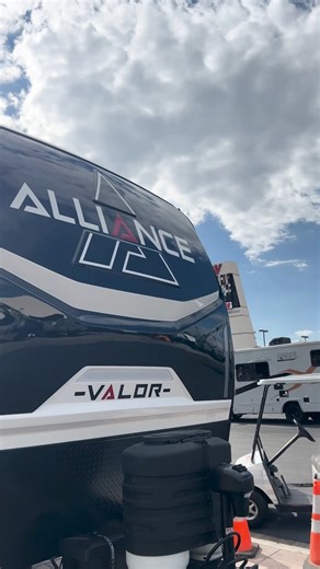 Frankie’s outside with the Alliance Valor, showing off the first impressions — and this toy hauler looks just as good on the outside as it does inside. 🚐🔥 From the lighting to the hookups, this coach is clearly built with real-world use in mind. Dual slide-outs open things up inside, while the exterior is loaded with convenience features that make setup, teardown, and campground life easier. Here’s what stands out on the exterior: 🔧 Power, Utility & Protection • 6,000-watt onboard generator •