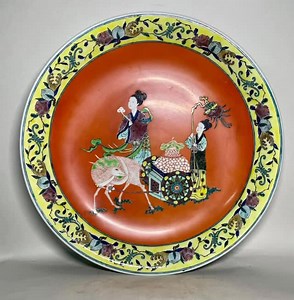 清 康熙（公元1661-1722）黃地纒枝壽字吉祥紋珊瑚紅麻姑獻壽 大盤A large plate with a yellow ground and a longevity character and coral-red Magu offering longevity, dating from the Kangxi period of the Qing Dynasty (1661-1722). | Mark Ho