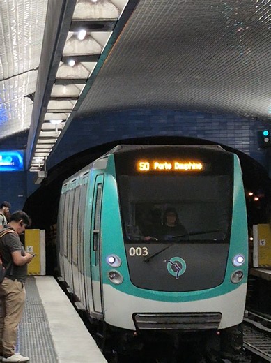 Métro ligne 2 : Pour l'instant les MF01 sont épargnés par les couleurs IDFM mais ça ne va pas durer, les couleurs vont être bientôt gommées et remplacées #metro #ratp #train