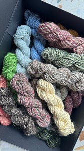 ✨ @worldofwoolteam Advent Day 13-18 ✨ I decided to spin these a bit chunkier, because I just LOVE chunky yarn. And now I’m able to plan out the advent scarf! Only 7 more spins to go and then I’m ready to weave! 🥳 I think day 13 was definitely my favorite out of this batch! How about you? #artyarn #wovenwallhanging #spinningwheel #spinningyarn #artyarnspinning #blendingboard #drumcarder #oddlysatisfying #artyarns #chunkyyarn #asmr #relaxing #advent #wowadvent #artstudio #madeindorset #weaving #w