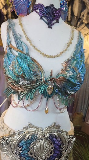 This design turned out so beautifully — the organic flow of the seaweed structure makes it look as if it were grown in a magical mint-colored swamp, where light dances through the mist and every leaf glows softly beneath the surface. 🌿✨ Each strand is adorned with real freshwater pearls and sparkling crystals that shimmer like hidden treasures of the deep. The combination of mint, jade, and soft turquoise tones gives it an ethereal glow — alive, mysterious, and full of enchantment. This handmad