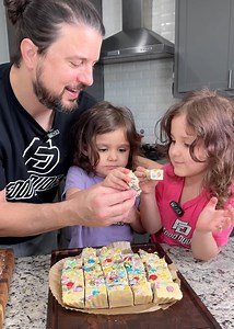 This Easter fudge recipe is so easy your kids can make it!🐰💐 | Food Pop