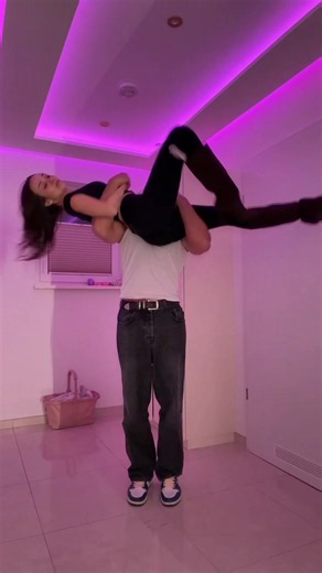 wir üben für unseren Hochzeitstanz… natürlich mit Preisschild HAHAHA | dancing