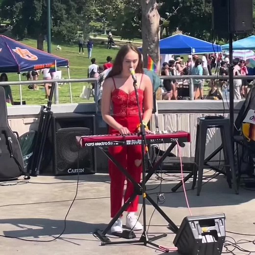 Chappell Roan's Heartfelt Performance at Pink Pony Club