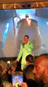 Romeo Santos ha lanzado su esperado álbum de estudio Formula, Vol. 3, coincidiendo con el cumpleaños de su hijo mayor el 1 de septiembre. Sus colaboradores incluyen a la reconocida estrella pop Justin Timberlake, el artista mexicano Christian Nodal y la cantante española Rosalía, el rapero Lapiz Conciente, por nombrar algunos. También forma equipo con una ola de talento dominicano, desde el gran Toño Rosario y Luis Miguel del Amargue hasta la nueva revelación del genero urbano Chris Lebron. Incl