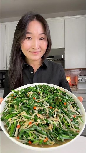 Stir-fried Bean Sprouts with Chives (豆芽炒韭菜)