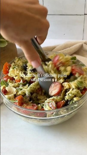 pesto pasta salad w sundried tomatoes 🤤 easy healthy summer side dish! Recipe below⬇️ #pastasalad