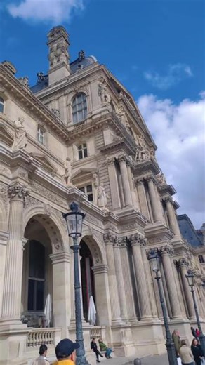 法国🇫🇷【卢浮宫】世界上最古老、最大、最著名的博物馆之一。【凡尔赛宫】凡尔赛宫巴黎著名的宫殿之一，欧洲最大的皇宫。#欧洲旅行 #欧洲 #法国 #凡尔赛宫 #卢浮宫