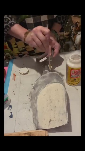 I have an extra plastic shovel and thought of making a craft out of it. I hope you love this ‘coz I love how it turned out. ❤️😍 | TESH