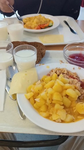 286K views · 1.8K reactions | Cafeteria lunch review! ️ Today’s picks: Chicken & potato soup (I may have taken three scoops… no regrets ), fresh veggies, ham & potato bake, and my favorite Finnish rye bread! The butter dispenser was broken, so packet butter it is. Berry kissel for dessert—simple but delicious! Rating: 8/10. Would you try this? 稜拏 #DailyDishDiaries #FoodReview #Cafeteria #finnishfood #foodie #studentlife #schoollunch | Daily Dish Diaries | Facebook