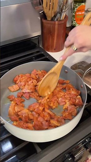 Recipe in the caption! Hope you love 🤍🫶🏼 🍍 Hawaiian Pineapple Chicken Bowls Serves: 4