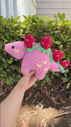 crocheting a strawbery stegosaurus🍓 #crochetdino