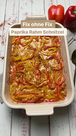 Rezept Paprika Rahm Schnitzel : Zutaten (3-4 Portionen):800 g Schnitzel2-3 Paprika (rot, gelb)1 Zwiebel200 ml Sahne150 ml Gemüsebrühe (sollte ganz kräftig sein,das an Brühe nehmen was sonst auf 500 ml Wasser kommt)1 EL Tomatenmark1 gehäufter EL Mehl Salz, Pfeffer2 EL Paprikapulver edelsüß1 EL Paprikapulver rosenscharf1 El Butter oder Öl zum Anbraten Zubereitung:Den Ofen auf 180 Grad Umluft vorheizen.Die Paprika werden in dünne Streifen geschnitten, und die Zwiebel in feinen Ringe, und in der But