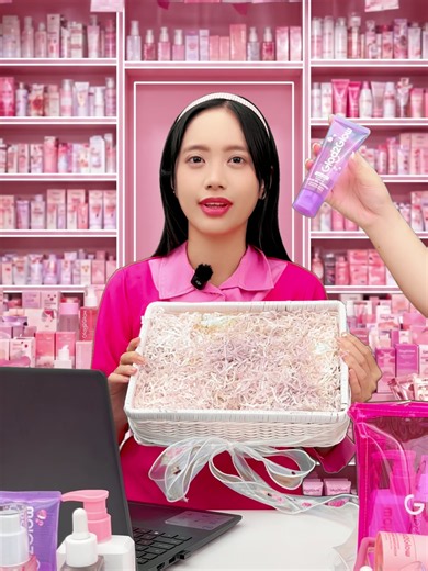 Start your journey to luminous skin with the 6pcs Glowing Set for a complete, glowing skin routine! 🌸🍡 Featuring every essential step to cleanse, treat, and moisturize, it takes the guesswork out of skincare while delivering a healthy, head-turning radiance 🍧🫧 🛒 Grab your ultimate beauty bundle on Glad2Glow TikTok Live! 📲 #glad2glow #glad2glowph #g2g #ggaby #glowingset #skincareset #glassskin #glowingskin #skincareph #skincareroutine #grwm #radiance #glowing #smoothskin #brightening #beaut