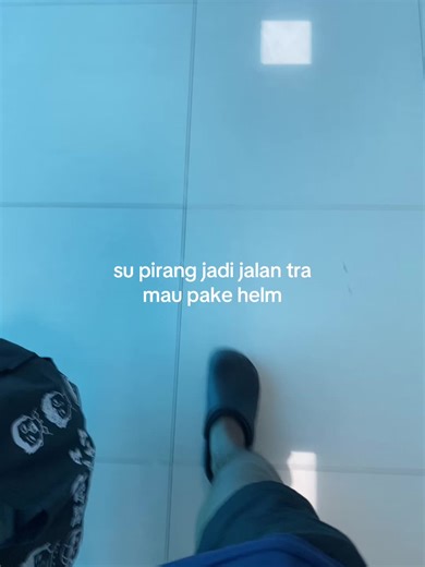 Tips Keamanan Berkendara: Helm dan Gaya Rambut Pirang